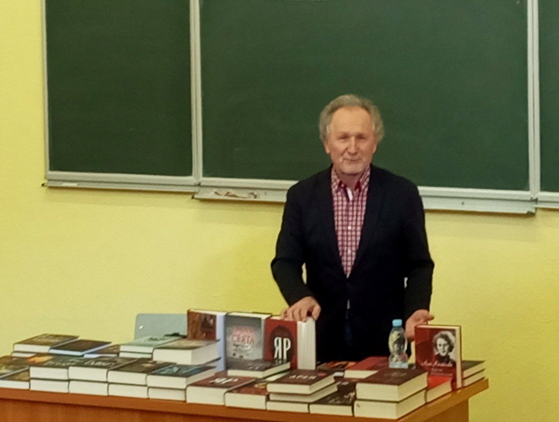 Пан Володимир Шовкошитний презентує історичні твори видавництва Український пріоритет